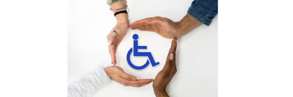 emploi et formation Image coupée en deux : à gauche, quatre mains forment un cercle protecteur autour du pictogramme bleu du handicap ; à droite, une personne en fauteuil roulant remplit un formulaire écrit sur un bureau.