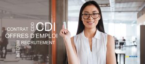 Une jeune femme souriante à lunettes dans un bureau, à côté des mots clés : Contrat, CDD, CDI, Offres d'emploi, Recrutement et Intérim, avec le logo AES INTERIM.