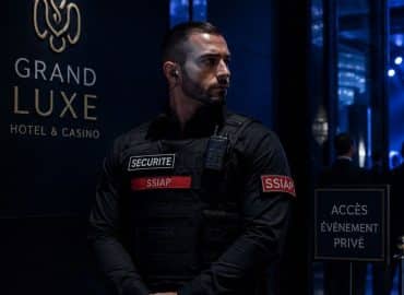 Recrutement agent de sécurité privée SSIAP en poste devant un accès événement privé dans un hôtel de luxe – AES Intérim