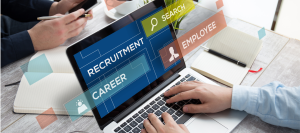 Personne recherchant des profils sur un ordinateur avec mots-clés recrutement, carrière et emploi, et poignée de main entre un recruteur et un candidat devant un CV