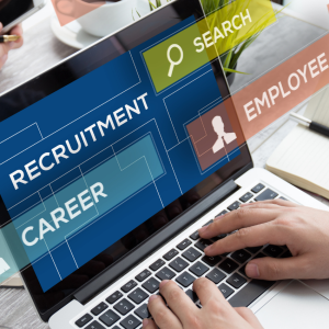 Personne recherchant des profils sur un ordinateur avec mots-clés recrutement, carrière et emploi, et poignée de main entre un recruteur et un candidat devant un CV